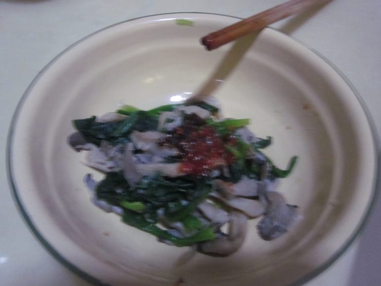 菠菜拌蘑菇步骤6