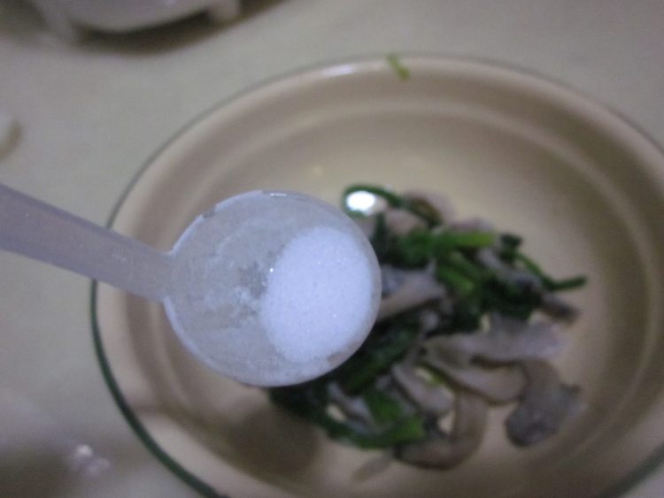 菠菜拌蘑菇步骤5