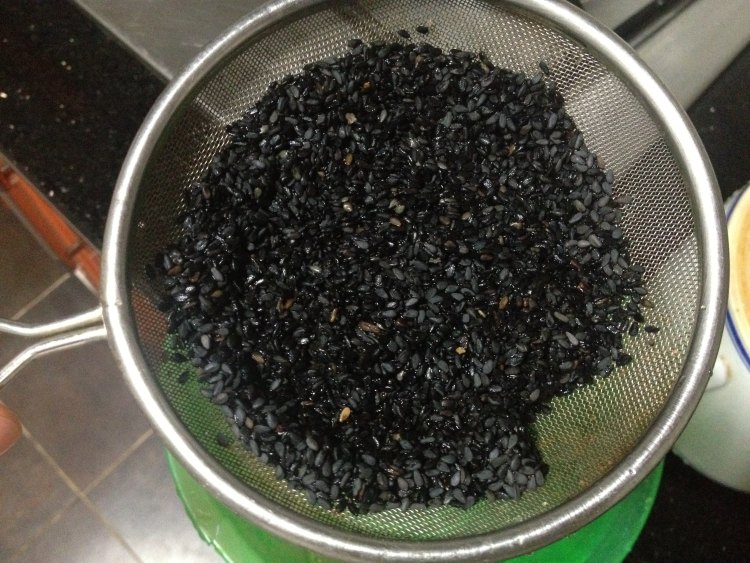 黑芝麻乌鸡汤步骤2