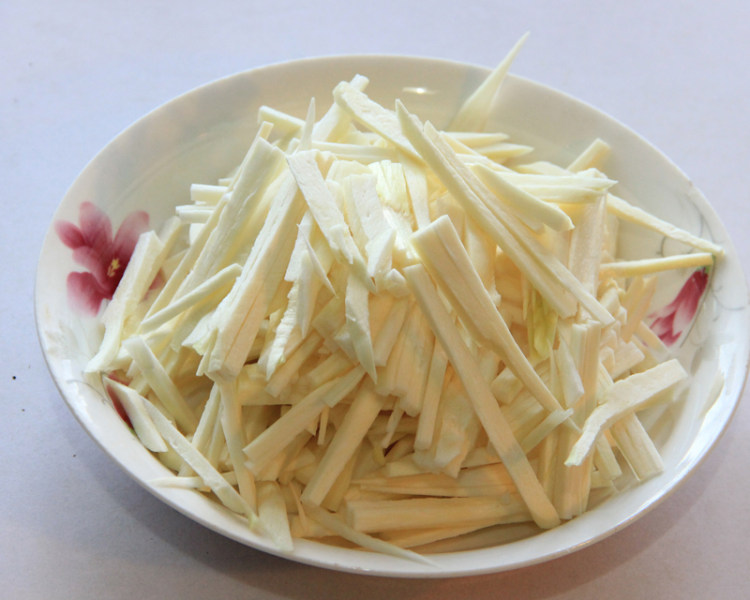核桃油炒茭白步骤2