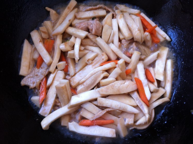 蘑菇炒肉步骤7