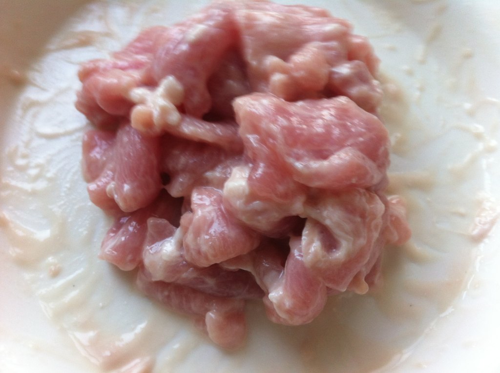 白蘑菇炒肉步骤1