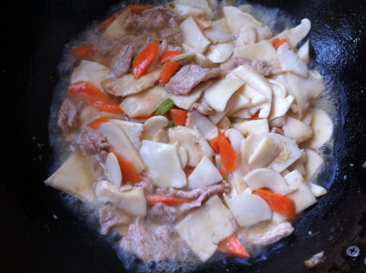 白蘑菇炒肉步骤6