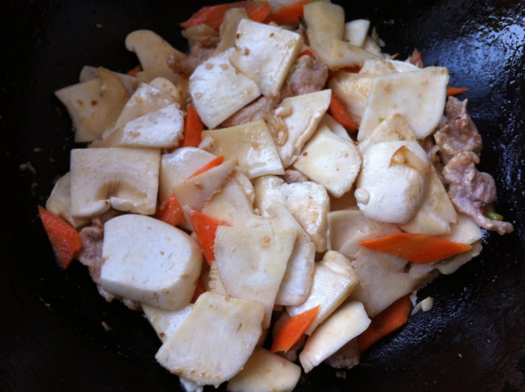 白蘑菇炒肉步骤5