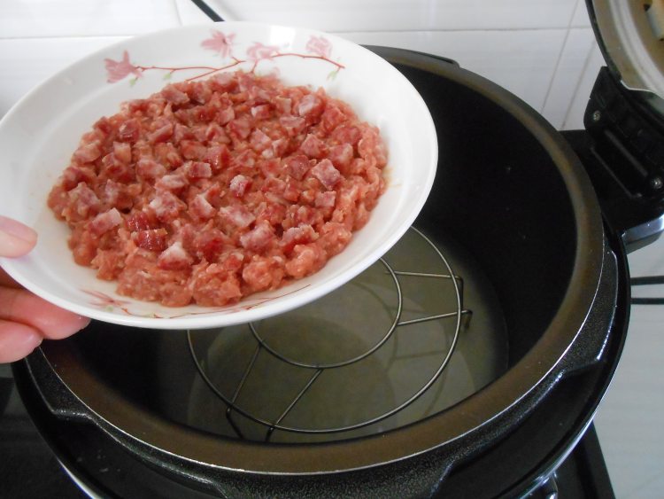 腊肠粒蒸肉饼步骤6