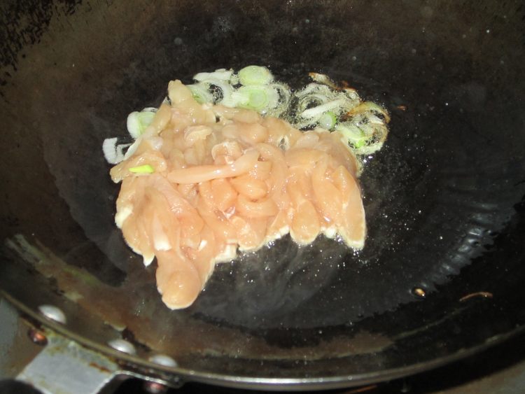 银芽炒鸡丝步骤4
