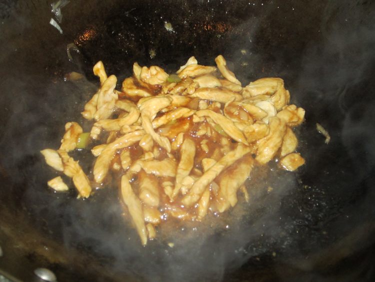 银芽炒鸡丝步骤6