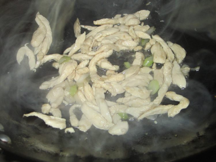 银芽炒鸡丝步骤5