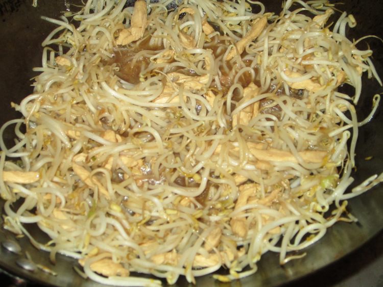 银芽炒鸡丝步骤9