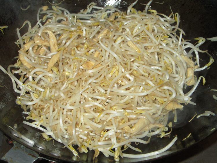 银芽炒鸡丝步骤8