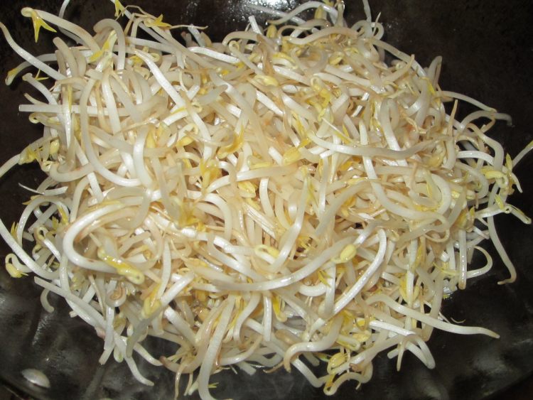 银芽炒鸡丝步骤7