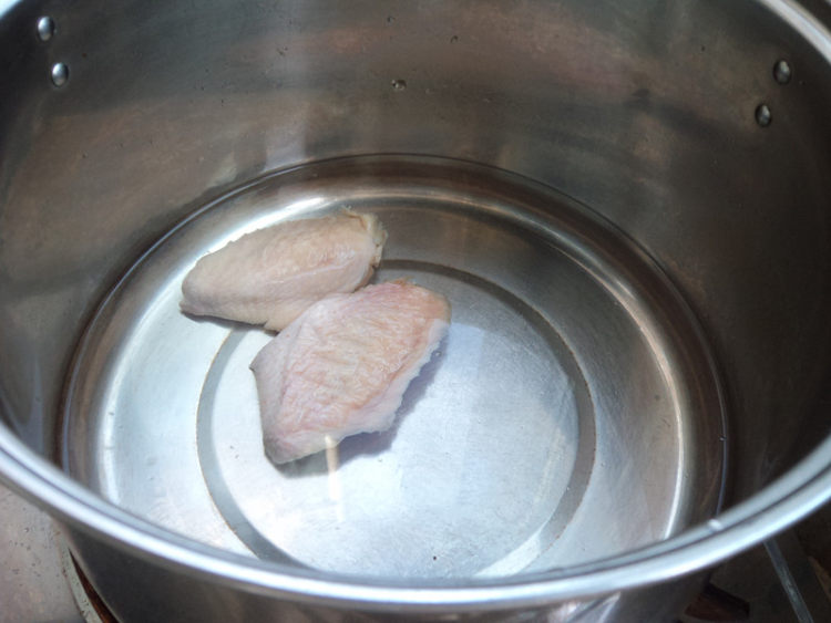 鸡汤豆腐小白菜步骤1