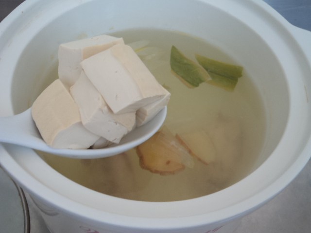 鸡汤豆腐小白菜步骤4