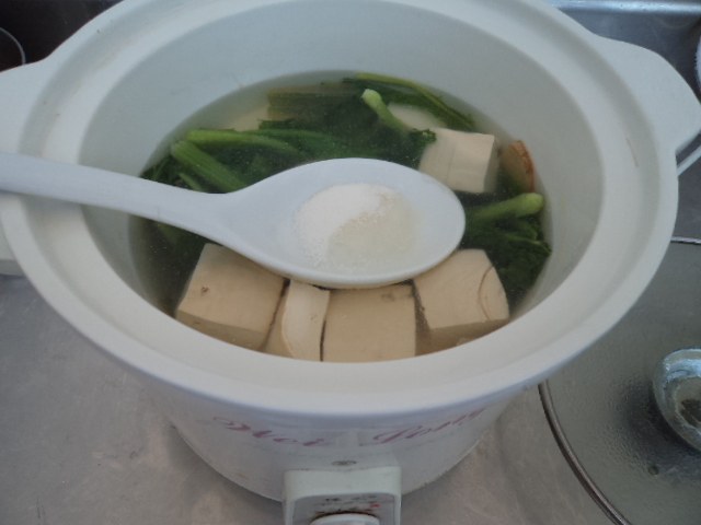 鸡汤豆腐小白菜步骤7