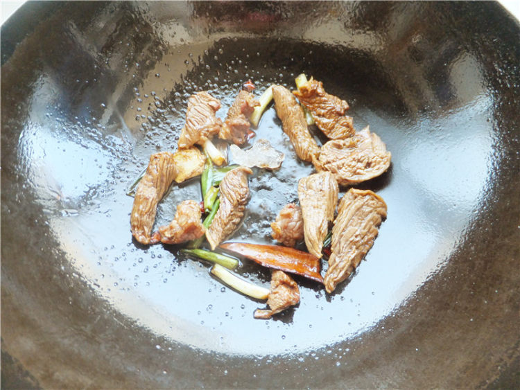 土豆焖牛腩步骤7