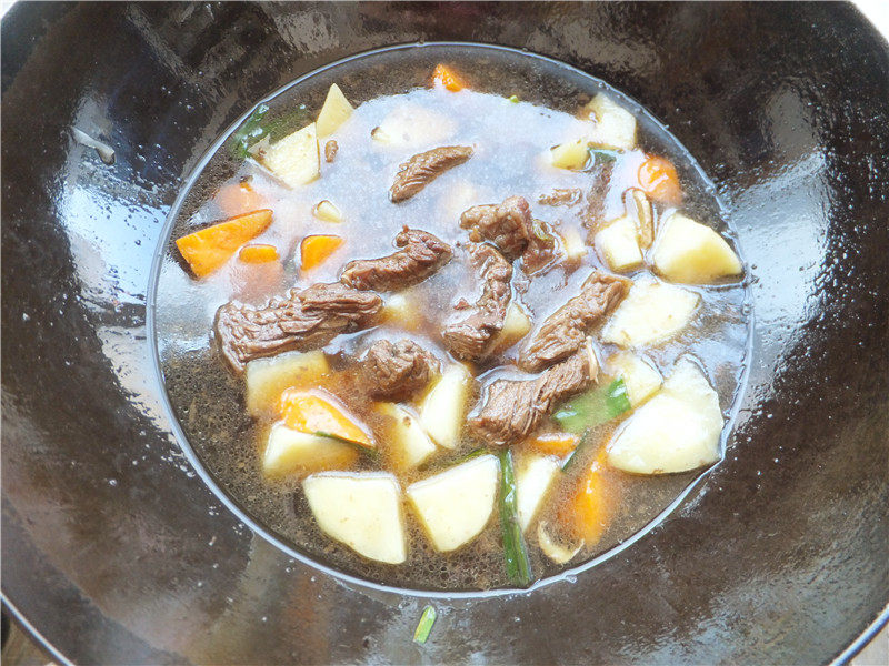 土豆焖牛腩步骤11