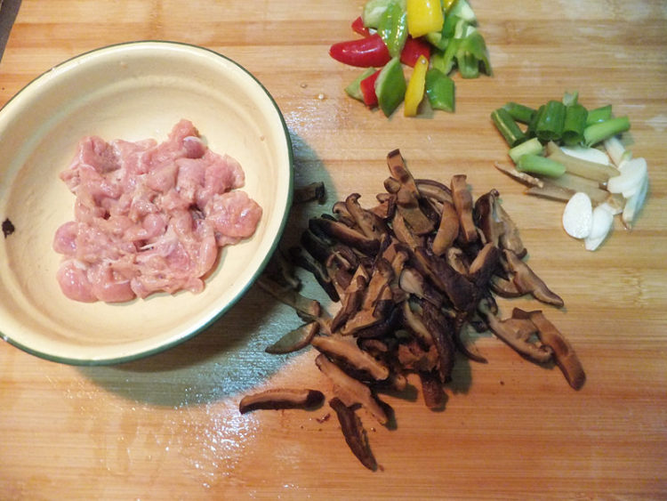 香菇核桃肉片步骤2