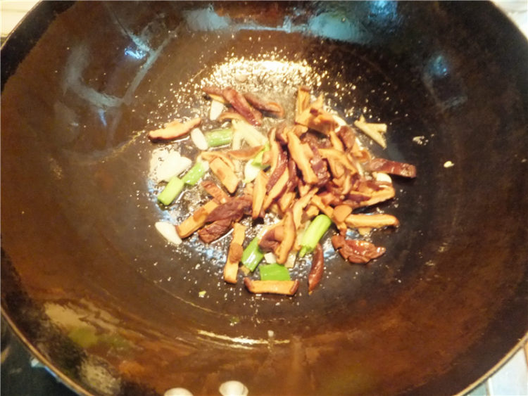 香菇核桃肉片步骤6
