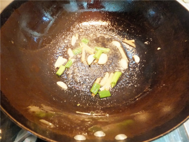 香菇核桃肉片步骤5