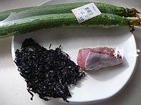 紫菜丝瓜瘦肉汤步骤1