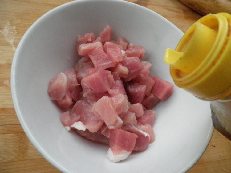 剁椒毛豆炒肉丁步骤3