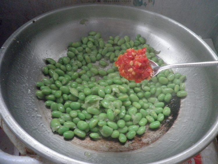 剁椒毛豆炒肉丁步骤8