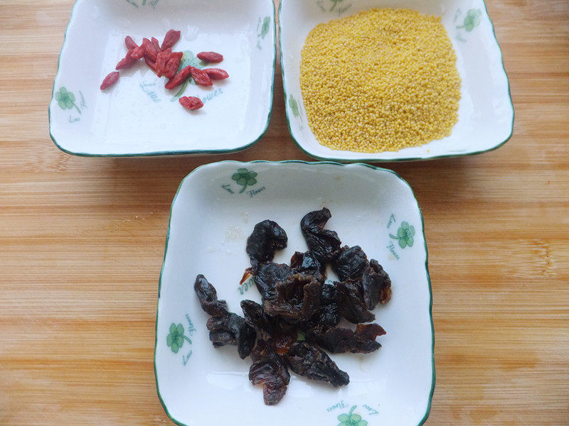 小米桂圆粥步骤1