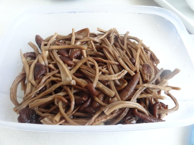 茶树菇烧肉步骤2