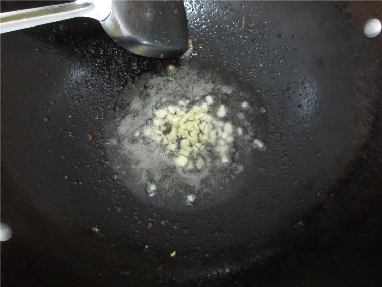 蒜苔炒五花肉步骤6