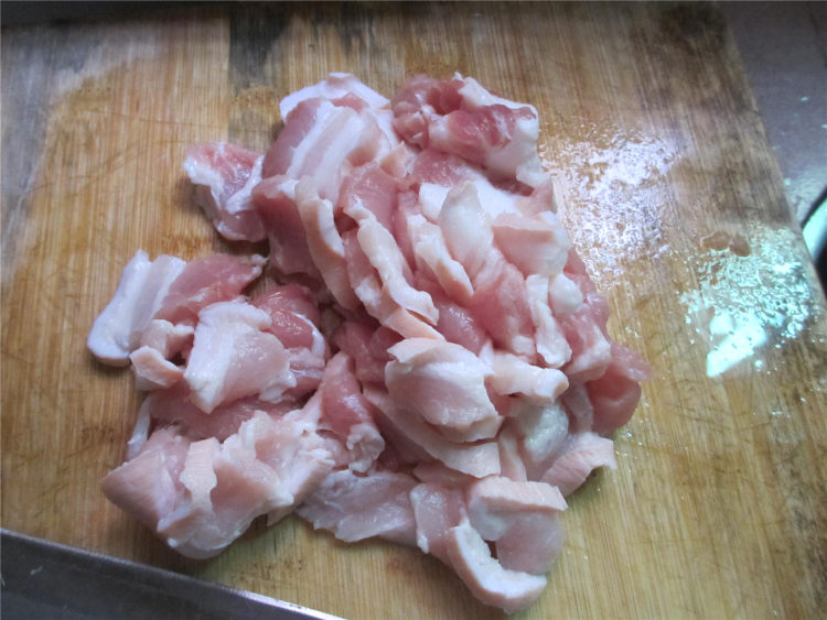蒜苔炒五花肉步骤1