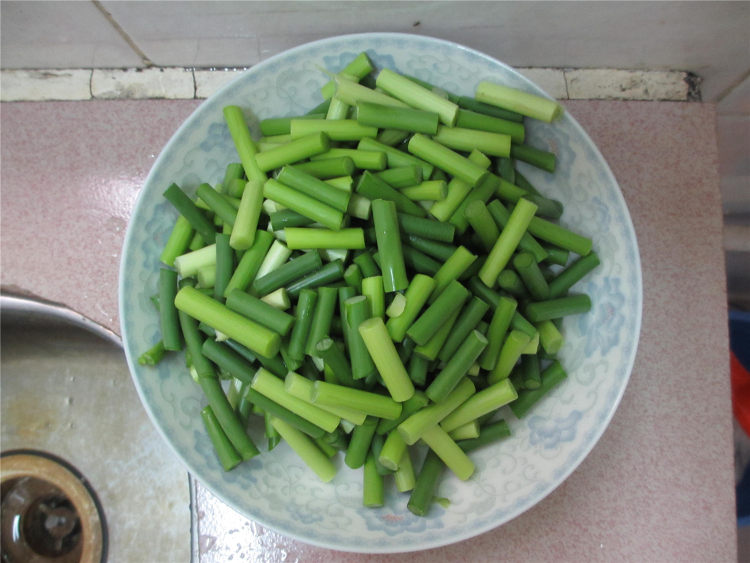 蒜苔炒五花肉步骤3