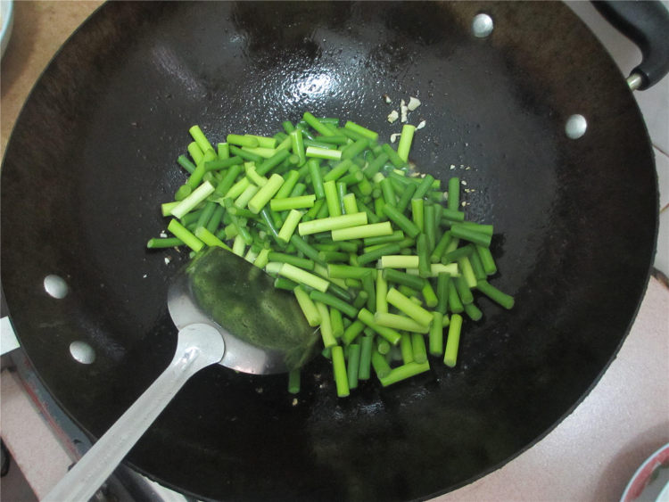 蒜苔炒五花肉步骤7