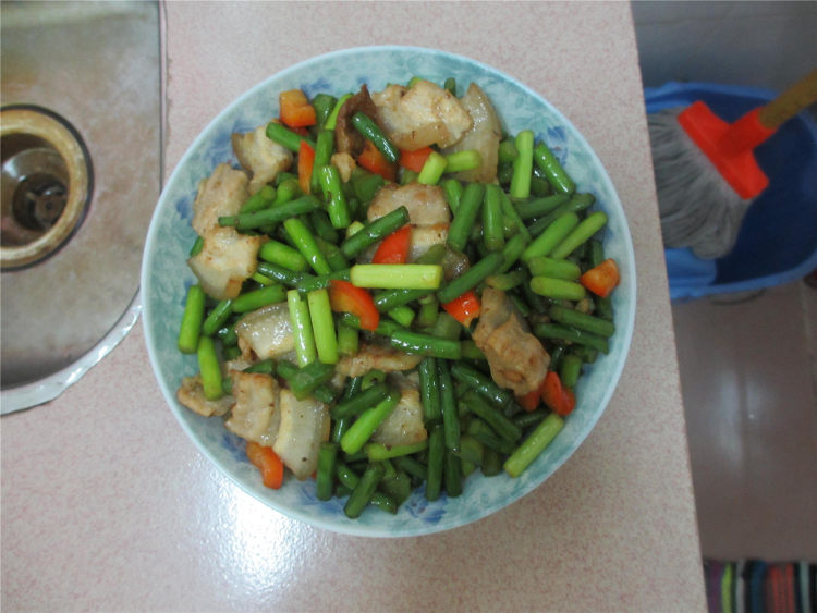 蒜苔炒五花肉步骤12