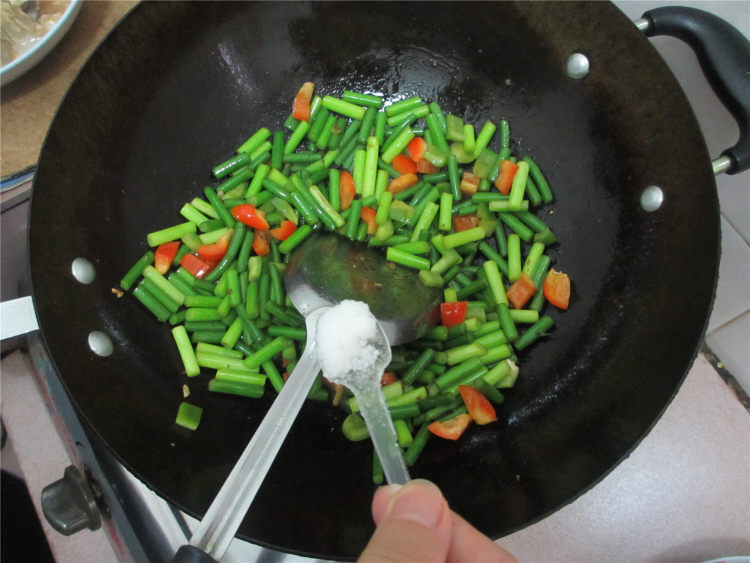 蒜苔炒五花肉步骤9