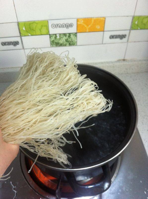 咸菜肉片汤粉步骤3