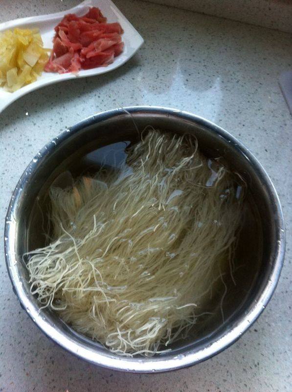 咸菜肉片汤粉步骤2