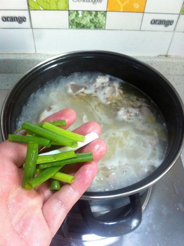 咸菜肉片汤粉步骤8