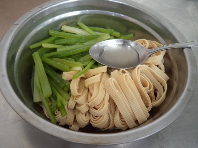 芹菜拌干丝步骤5