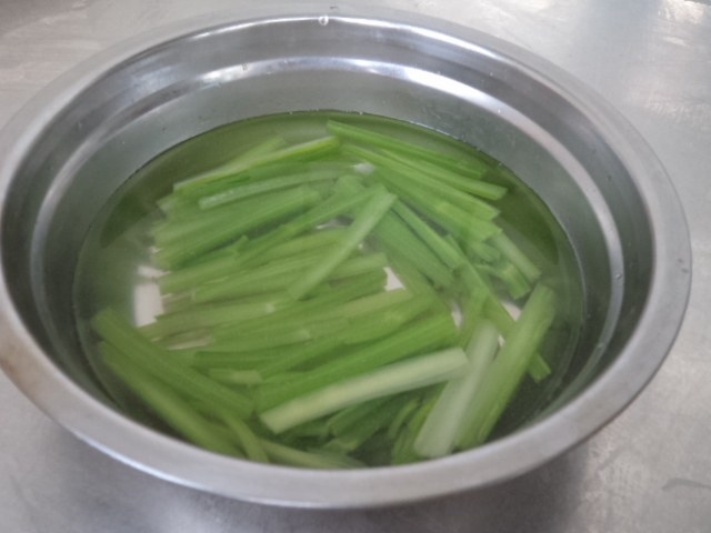 芹菜拌干丝步骤2
