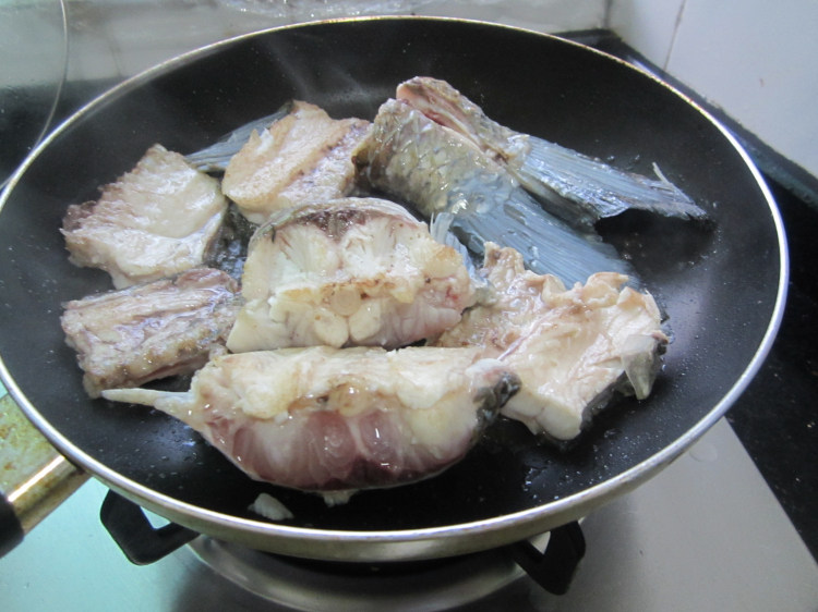 黄豆眉豆鱼骨汤步骤4