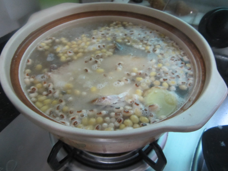 黄豆眉豆鱼骨汤步骤7