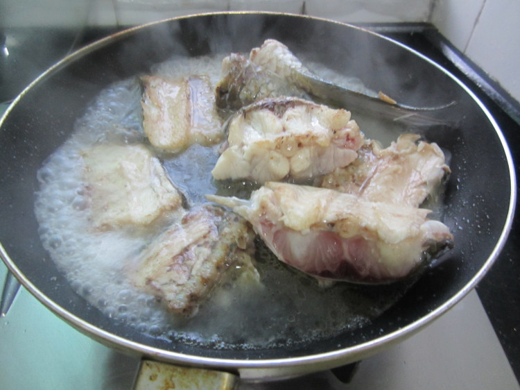 黄豆眉豆鱼骨汤步骤5