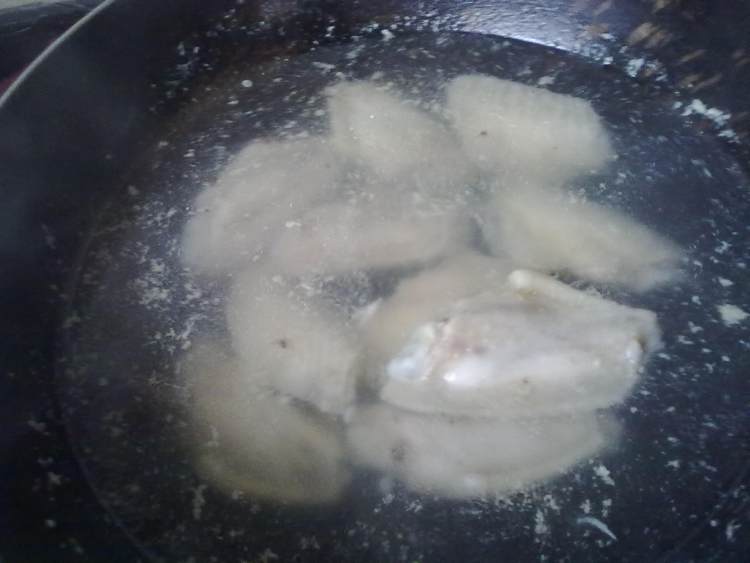翅中烧土豆步骤1