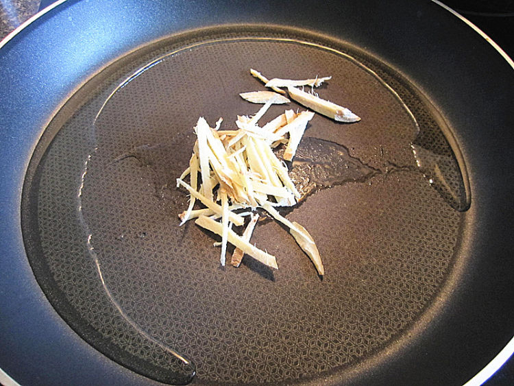 绿豆芽炒红萝卜丝步骤6
