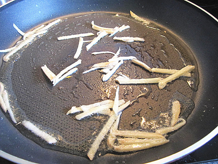 绿豆芽炒红萝卜丝步骤7