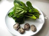 香菇菠菜汤步骤1