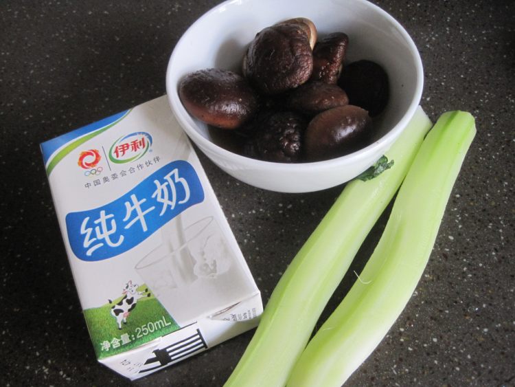 牛奶炖香菇芥菜蕻步骤1