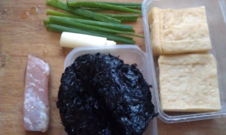 冻豆腐紫菜汤步骤1
