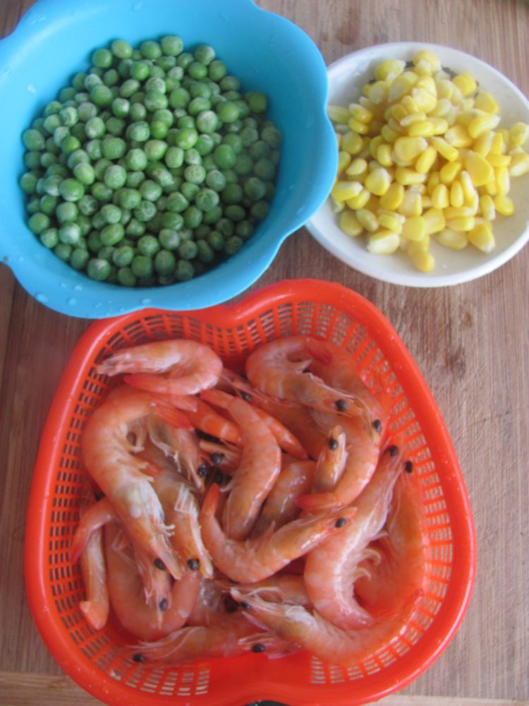豌豆玉米虾仁步骤1
