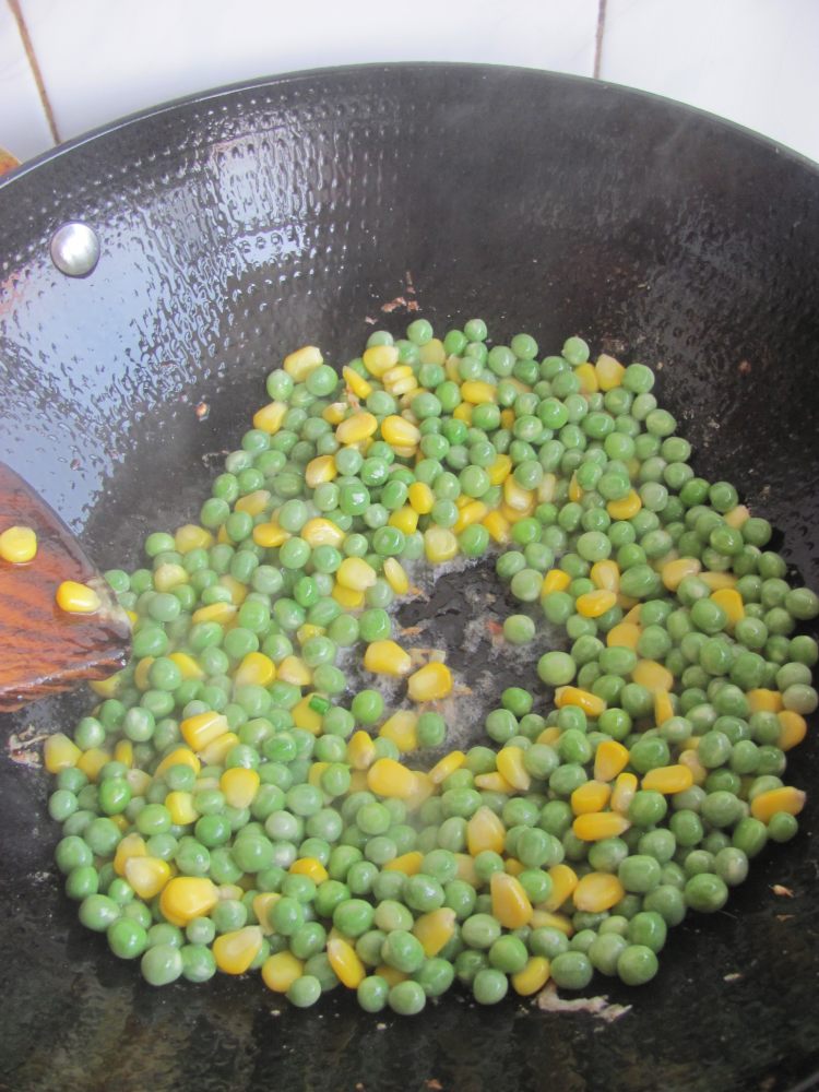 豌豆玉米虾仁步骤8